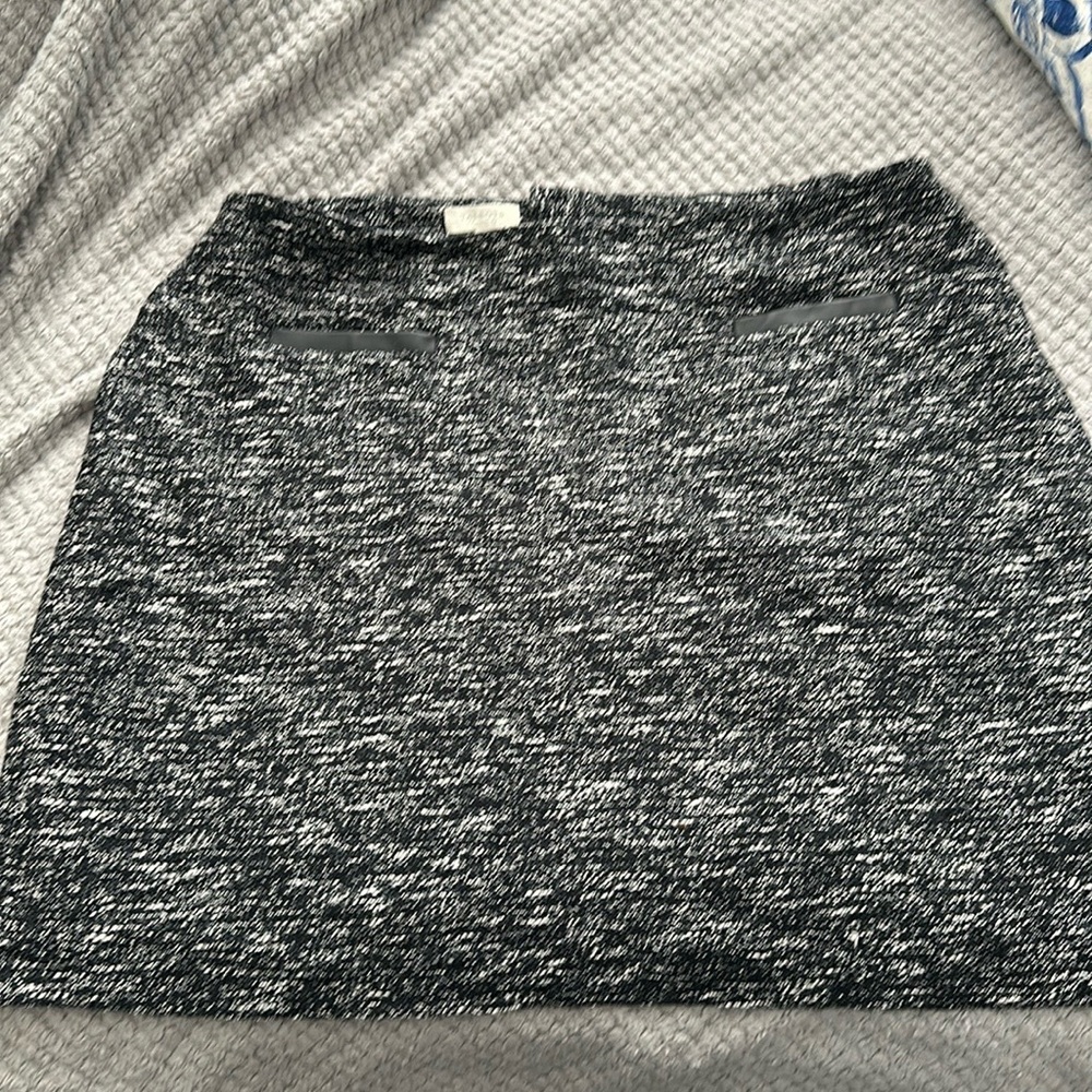 Tweed skirt with leather accents